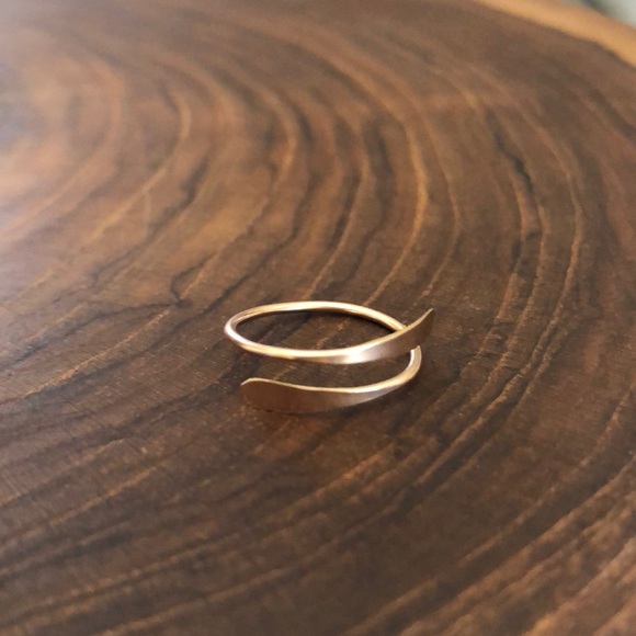 Hammered flat semi spiral toe ring - Picture 3 of 5